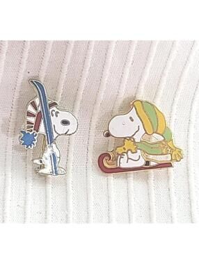 Two 2 Vtg 70s 80s Snoopy Enamel Aviva Ski Winter Theme Pin Button Taiwan Peanuts